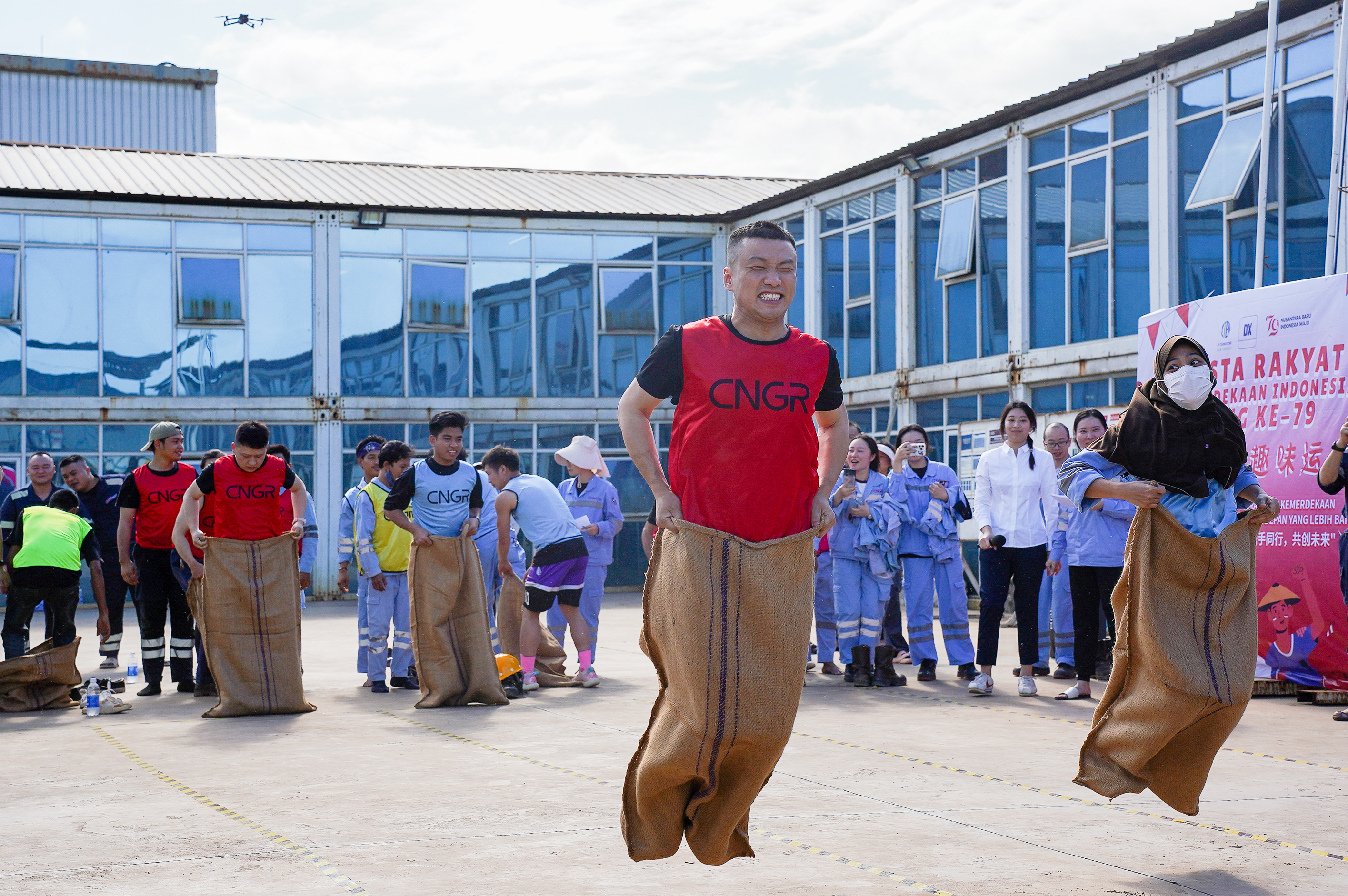 10. Photo Lomba balap karung.jpg